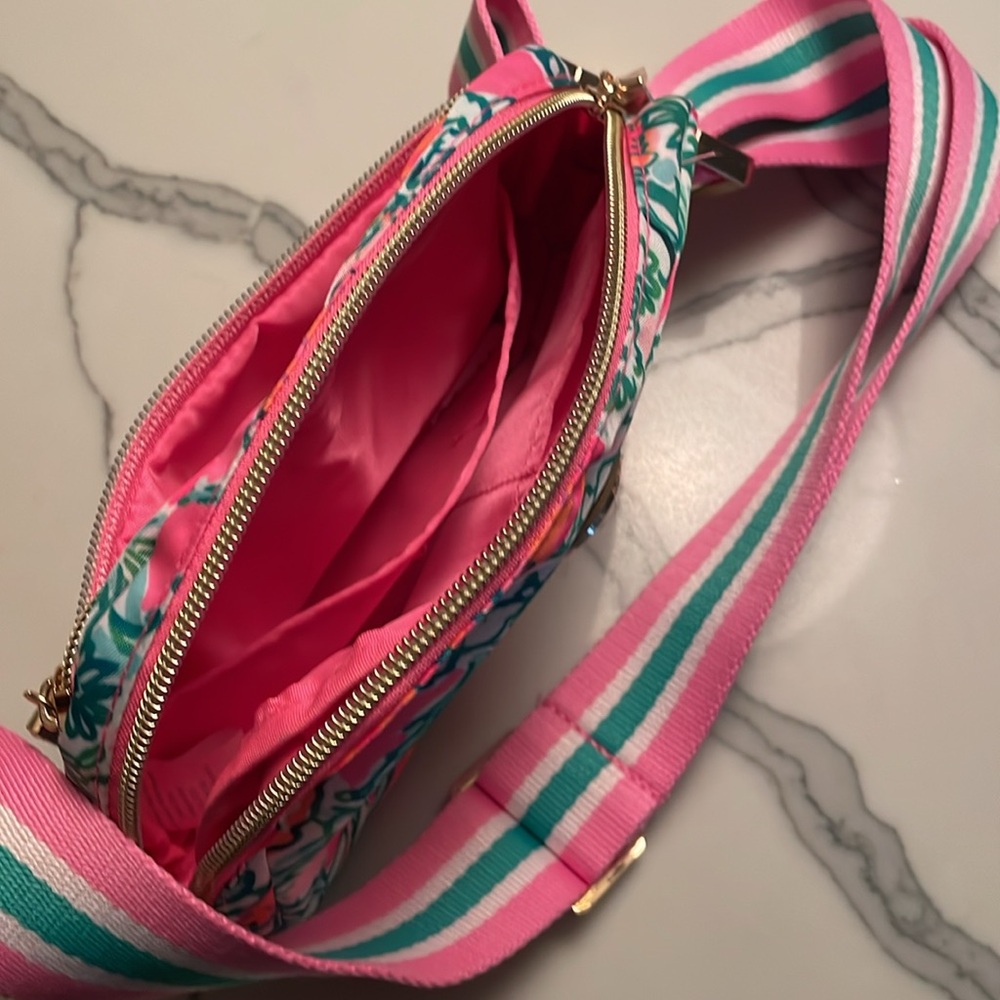 ADORABLE PRETTY PREPPY Lily, Pulitzer, new pink and green floral fanny pack 💕 - Picture 4 of 4